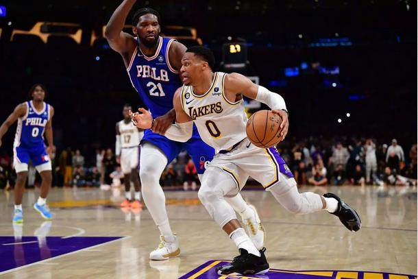 开云平台-连续两场倒在最后争议时刻，詹姆斯遭遇新“里程悲”