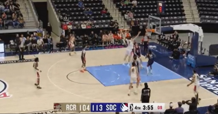 开云平台-包夹来了！杨瀚森低位闪电转身绕开防守 可惜上篮没进