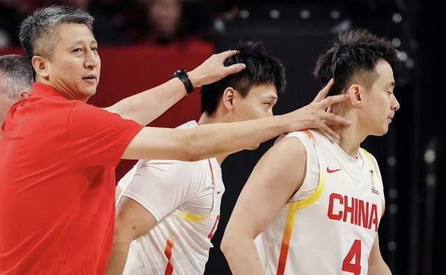 kaiyun sports-中国男篮感人一幕！郭士强跪在地上布置战术：他给男篮带去精气神