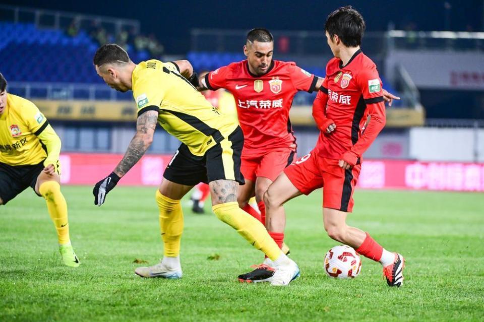 开云官方直播-海港VS西海岸首发：5外援PK4外援！蒯纪闻登场 杨希反戈 武磊替补